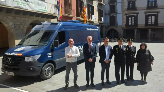 Vehículo Integral de Documentación en la Plaza Mayor de Graus. Vehículo Integral de Documentación en la Plaza Mayor de Graus.