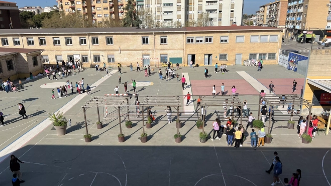 Colegio Pío XII con alumnos haciendo juegos populares Colegio Pío XII con alumnos haciendo juegos populares