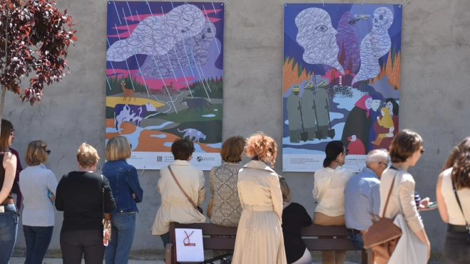 Público apreciando las ilustraciones Público apreciando las ilustraciones