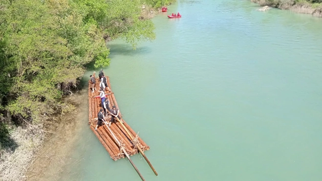 El descenso de una de las nabatas por el Gállego. El descenso de una de las nabatas por el Gállego.