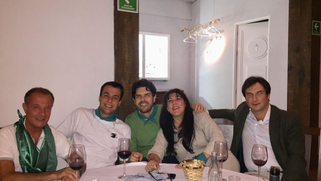 Juanma Abad y Miguel Velar con amigos, ataviados de laurentinos.