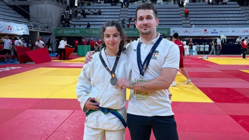 África Arrocha, de Kanpai, con la medalla de plata y su entrenador África Arrocha, de Kanpai, con la medalla de plata y su entrenador