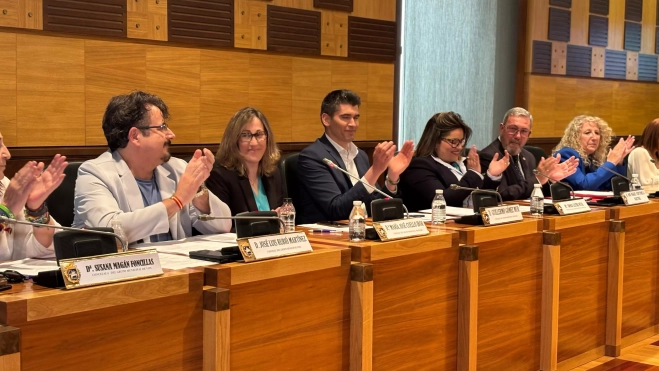María José Cuello recibe el aplauso del resto de concejales. María José Cuello recibe el aplauso del resto de concejales.