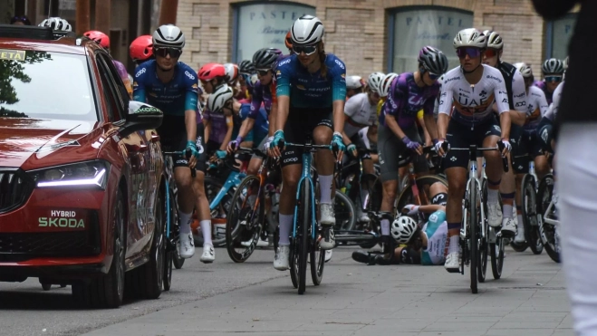 Momento de la caída de este martes en la entrada al Paseo del Coso de Barbastro. Foto: Jorge Mazón/El Cruzado Aragonés Momento de la caída de este martes en la entrada al Paseo del Coso de Barbastro. Foto: Jorge Mazón/El Cruzado Aragonés