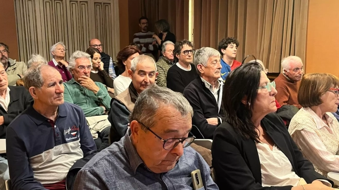 Público en la charla en el Instituto de Estudios Altoaragoneses. Público en la charla en el Instituto de Estudios Altoaragoneses.