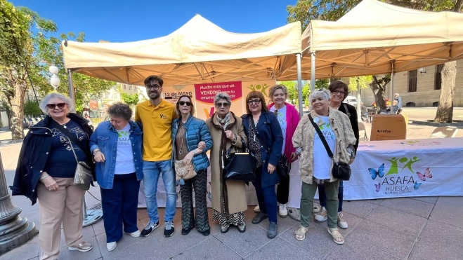 Participantes de Asafa en la mesa informativa en la plaza de Navarra. Participantes de Asafa en la mesa informativa en la plaza de Navarra.