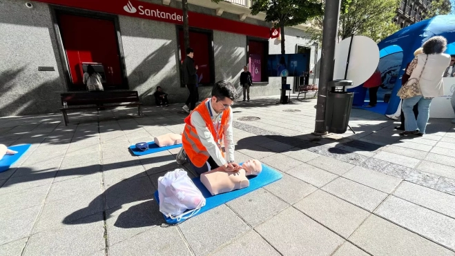 En la carpa se enseñan las maniobras RCP. En la carpa se enseñan las maniobras RCP.