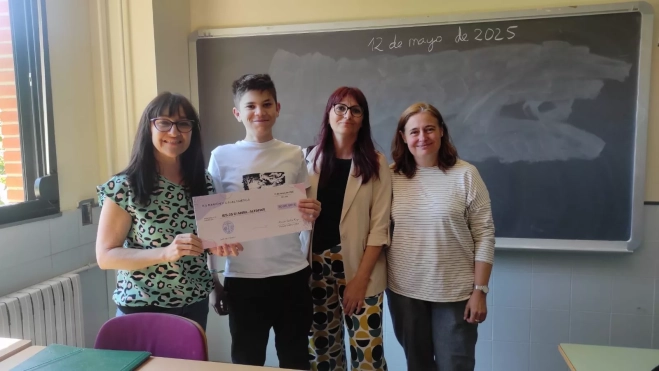 María Costa y María Gracia les han escuchado y les han entregado la ayuda recaudada en el IES Ramón y Cajal. María Costa y María Gracia les han escuchado y les han entregado la ayuda recaudada en el IES Ramón y Cajal.