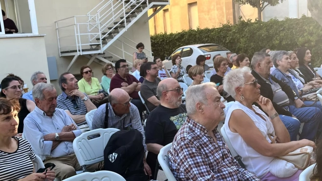 Numeroso público acudió a la presentación. Numeroso público acudió a la presentación.