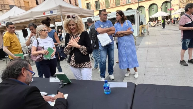 Agustín Faro-Forteza firma ejemplares de su obra en la Feria del Libro de Huesca. Foto Mercedes Manterola Agustín Faro-Forteza firma ejemplares de su obra en la Feria del Libro de Huesca. Foto Mercedes Manterola