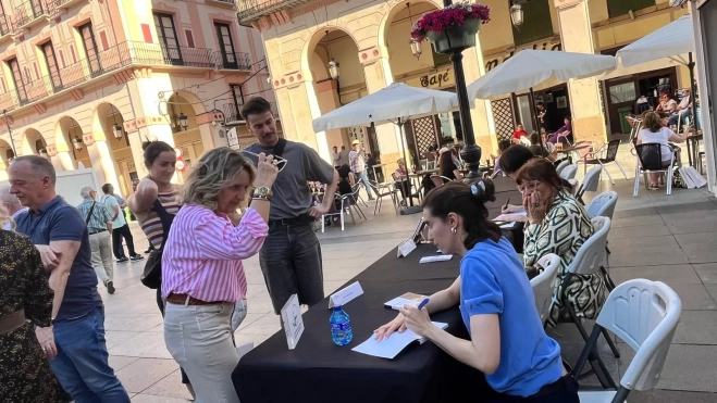 Sandra Blasco firma ejemplares de su libro. Foto Mercedes Manterola Sandra Blasco firma ejemplares de su libro. Foto Mercedes Manterola