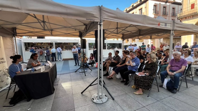 Concurrida presentación de Sandra Blasco en la Feria del Libro de Huesca. Foto Mercedes Manterola Concurrida presentación de Sandra Blasco en la Feria del Libro de Huesca. Foto Mercedes Manterola