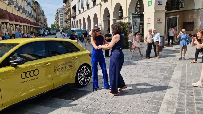 Estela Rasal, directora del Festival de Cine, le recibe a su llegada a las Cuatro Esquinas. Foto Myriam Martínez Estela Rasal, directora del Festival de Cine, le recibe a su llegada a las Cuatro Esquinas. Foto Myriam Martínez