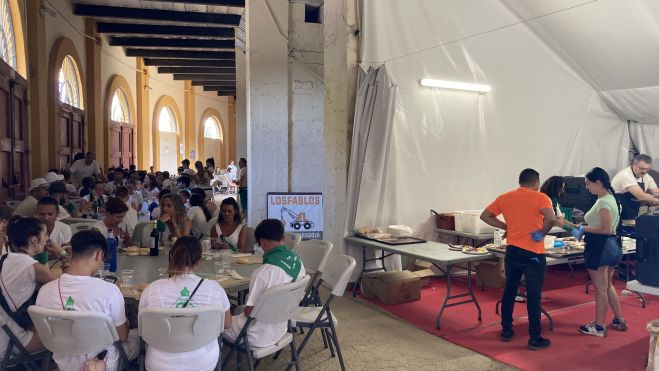 Ambiente en el interior de la Plaza de Toros a pocos minutos del comienzo del tradicional almuerzo. Foto: Adrián Mora