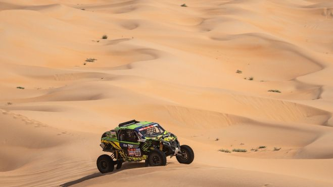 El buggy de Themis y Font, por las dunas de Arabia Saudí. Foto: Mediagé Comunicación