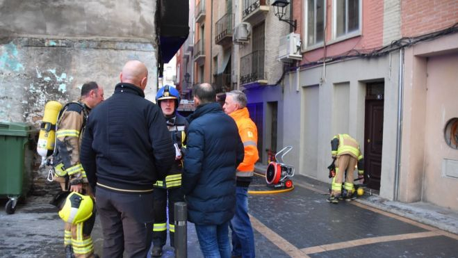 El alcalde de Barbastro se interesa por la situación del inmueble.