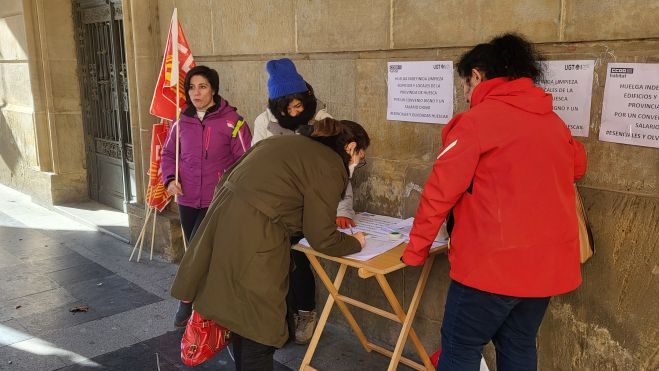 Una ciudadana firma en la mesa habilitada en los Porches Una ciudadana firma en la mesa habilitada en los Porches