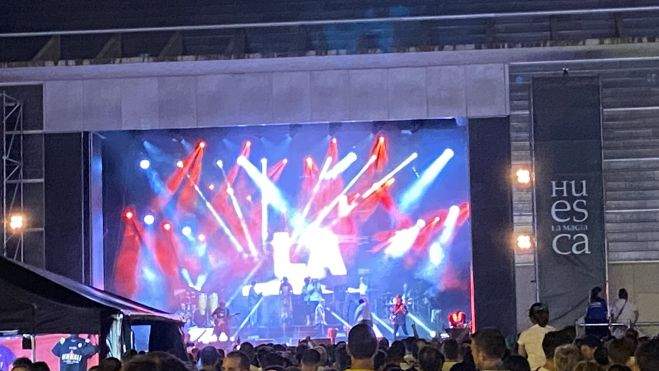 Los asistentes disfrutaron con los temas más famosos de la banda aragonesa Los asistentes disfrutaron con los temas más famosos de la banda aragonesa