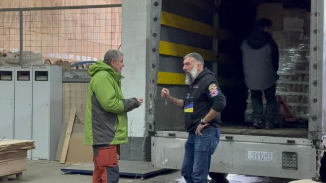 Just Antolín y Javier Martín ante el camión que cargaba los alimentos para Ucrania