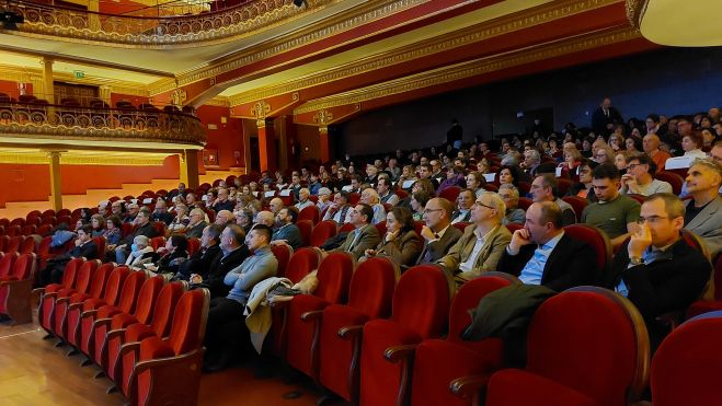 Público presente en el Teatro Olimpia para escuchar a Gan Pampols.