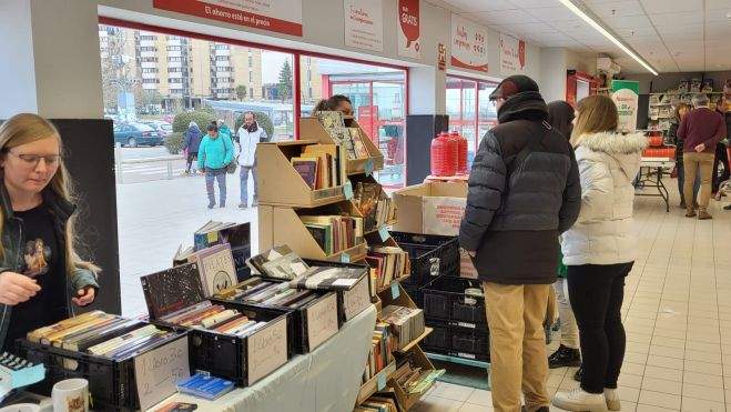 Algunos clientes de Alcampo entregan donaciones de productos adquiridos en el interior Algunos clientes de Alcampo entregan donaciones de productos adquiridos en el interior