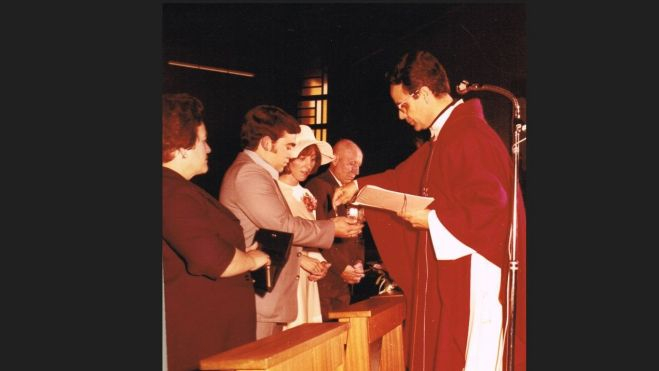 Pedro Abad, celebrando la boda de Pili Broto