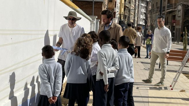 El artista Erb Mon supervisa el trabajo de los escolares.