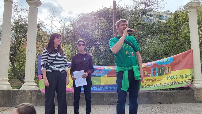 Acto de lectura del manifiesto por la escuela pública en Huesca.