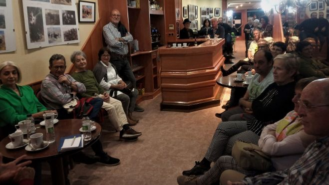 Un ambiente magnífico en la tertulia cultural en el Cafetín de Trallero