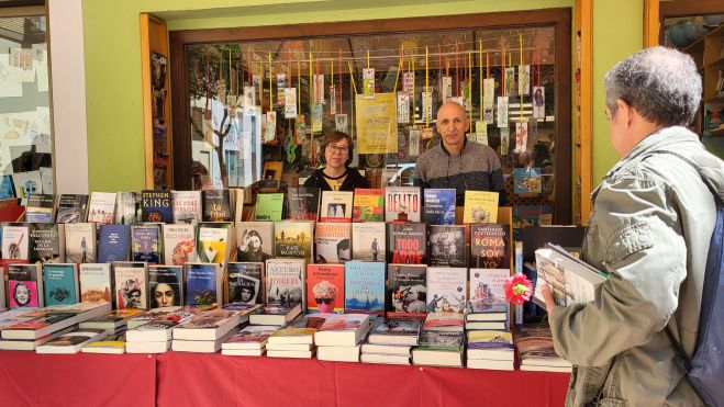 Mati y Lorenzo, de la librería Iris, celebrando el Día del Libro. Foto Myriam Martínez