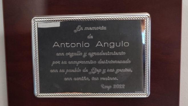 Placa descubierta en el local social de Ejep en memoria de Antonio Angulo.