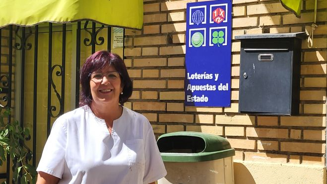 María pilar ciprés ha trabajado 40 años en el único ultramarinos que quedaba en la zona de Angüés. Foto Myriam Martínez