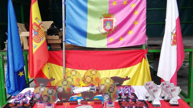 Mesa de trofeos del Torneo Internacional Ciudad de Camargo.