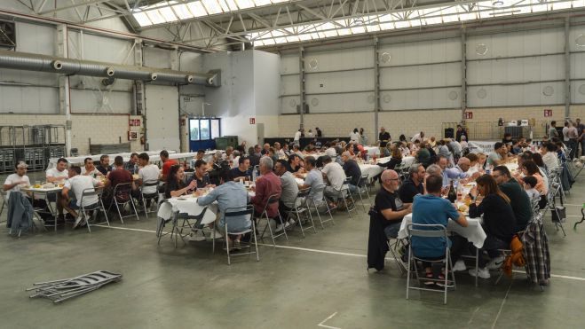 Momento de la comida en el recinto ferial de Barbastro. Momento de la comida en el recinto ferial de Barbastro.