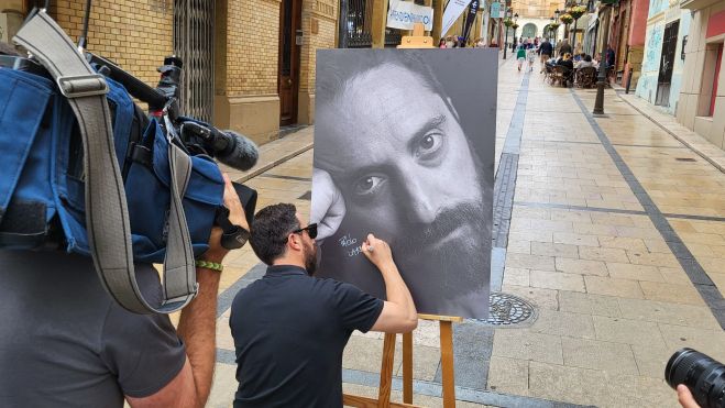 Pablo Larraín, firma en su fotografía. Foto Myriam Martínez