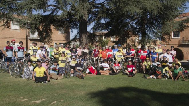 Foto de familia de la tercera edición de La Monegrina.