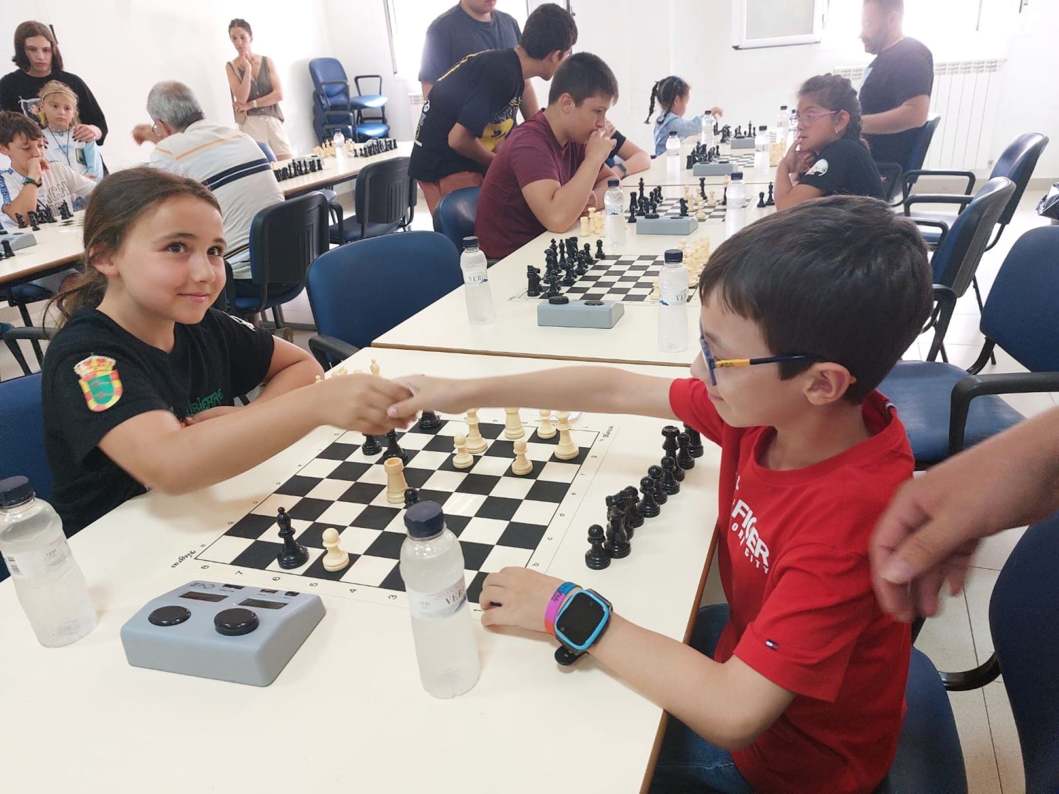 Aficionados al ajedrez comparten pasión y tablero con la mejor de la  historia en Alcubierre