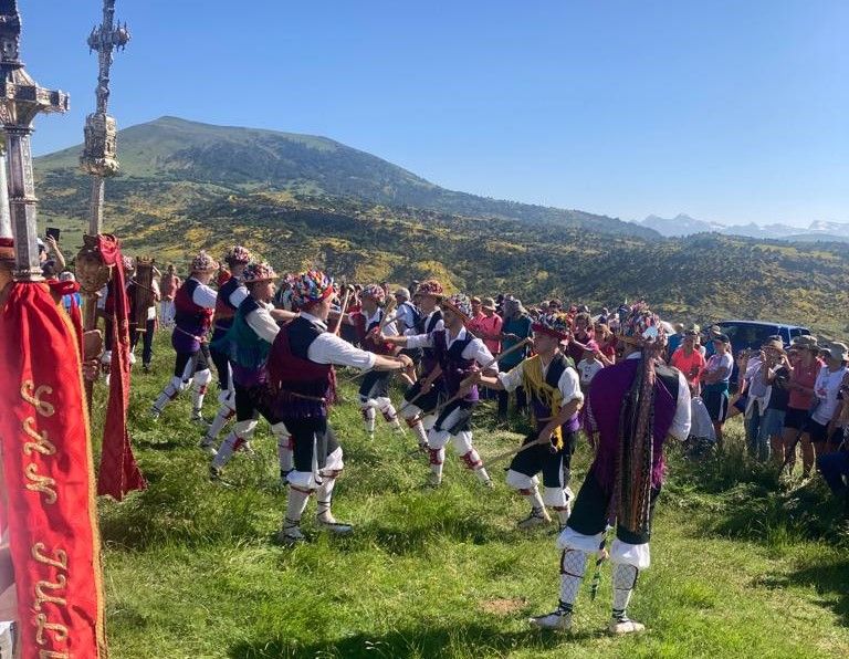 Danzantes de Yebra de Basa. Foto Fichs