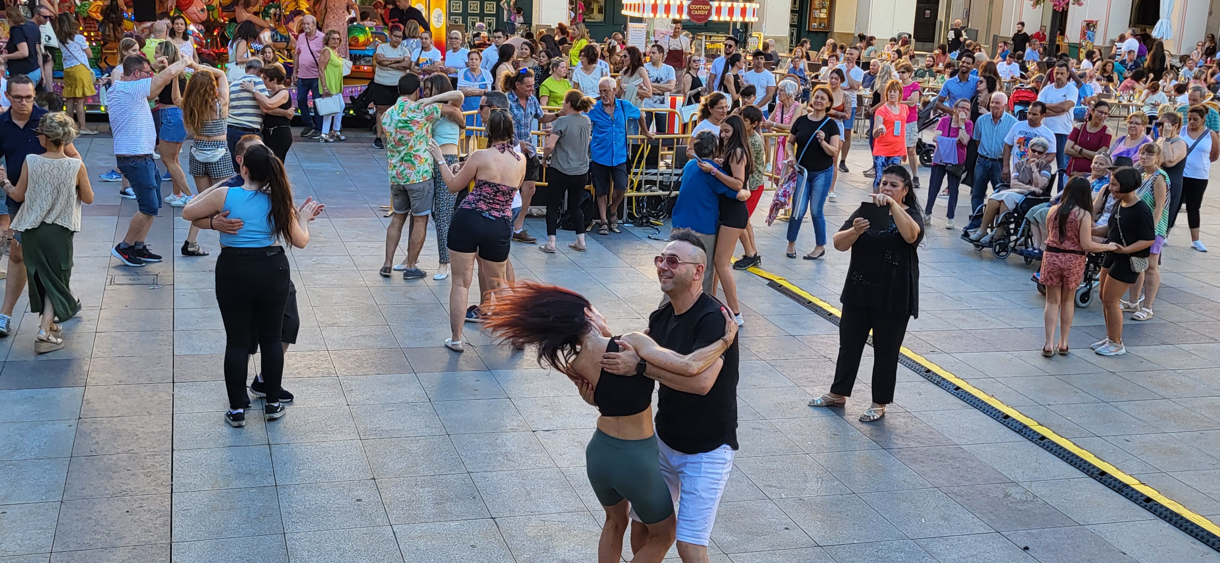 Imágenes De Salsa Y Bachata En Las Fiestas Del Casco Viejo De Huesca