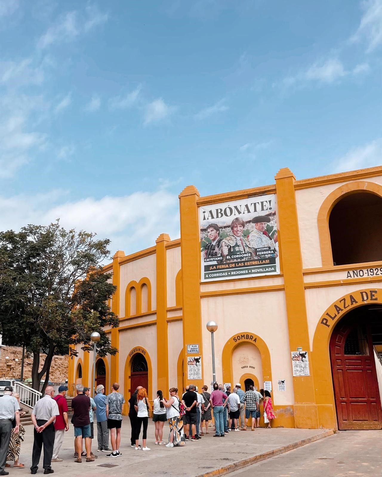 Colas en las taquillas de la Plaza de Toros de Huesca para renovar los  abonos de la Feria 2023