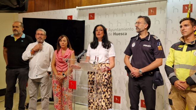 La alcaldesa, Lorena Orduna, dirigiéndose a los periodistas. Foto Myriam Martínez