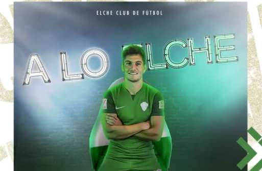 Cristian Salvador ya posa con la camiseta del Elche.