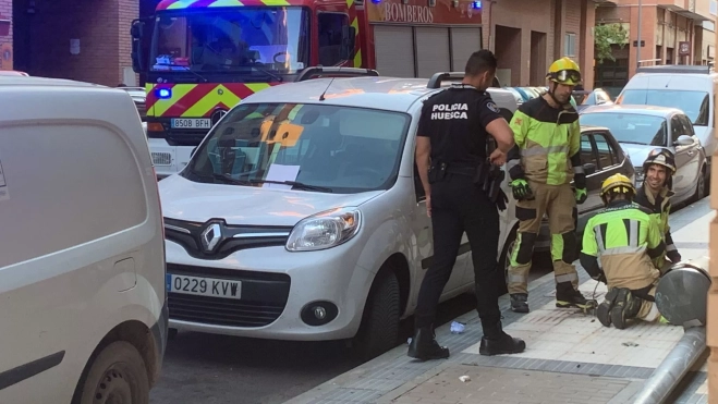 Los bomberos, en los trabajos de retirada de la farola. Los bomberos, en los trabajos de retirada de la farola.